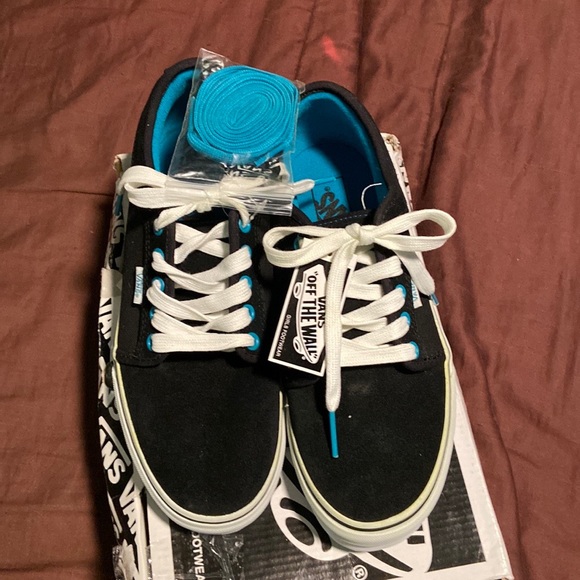 Women’s Vans Brand Laced Tennis Shoes.  NWT! - Picture 3 of 16
